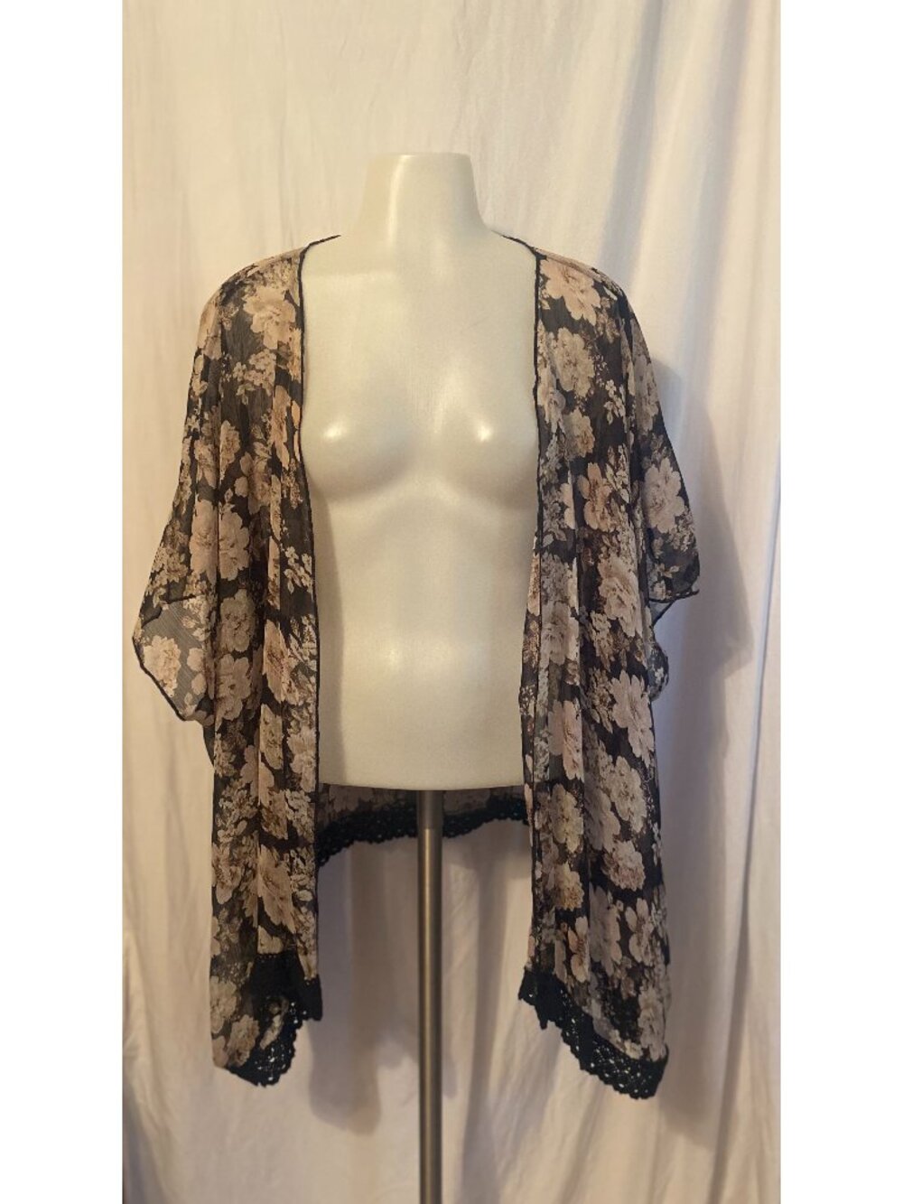 Mason + Mackenzie Black And Beige Sheer Floral Lace Trim Kimono